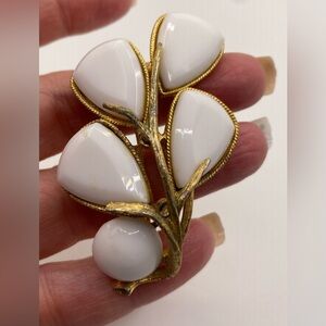 Capri White Poured Glass Milk Glass Gold Tone Vintage Brooch Rare
